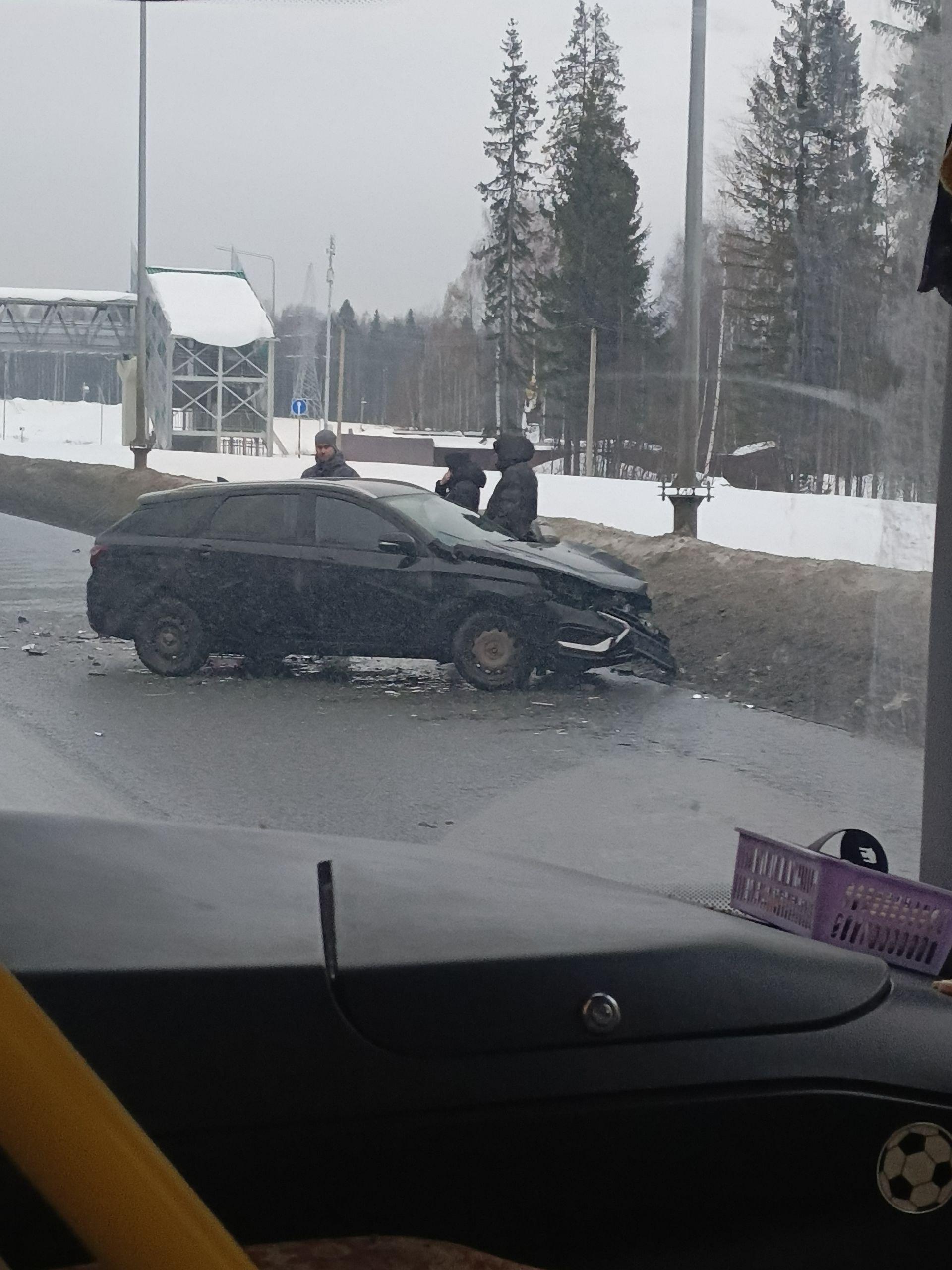 Все объезжают место аварии: при въезде в Пермь на Чусовском мосту опять большая пробка 