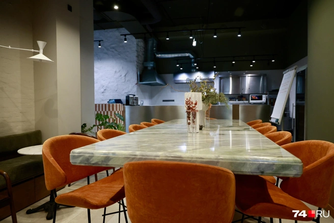 Обстановка в заведении довольно спартанская | Источник: Михаил Шилкин