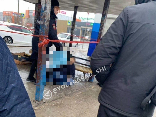 Мужчину обнаружили на остановке «Аграрный университет» в Волгограде | Источник: Volgograd_smi / T.me