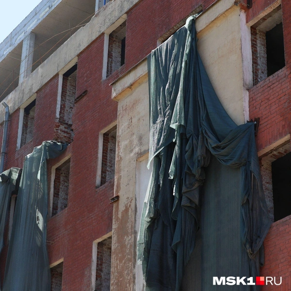 несколько лет здание было закрыто полотном | Источник: Артем Устюжанин / MSK1.RU