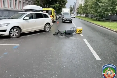 Audi с номерами 888 сбила курьера в центре Казани