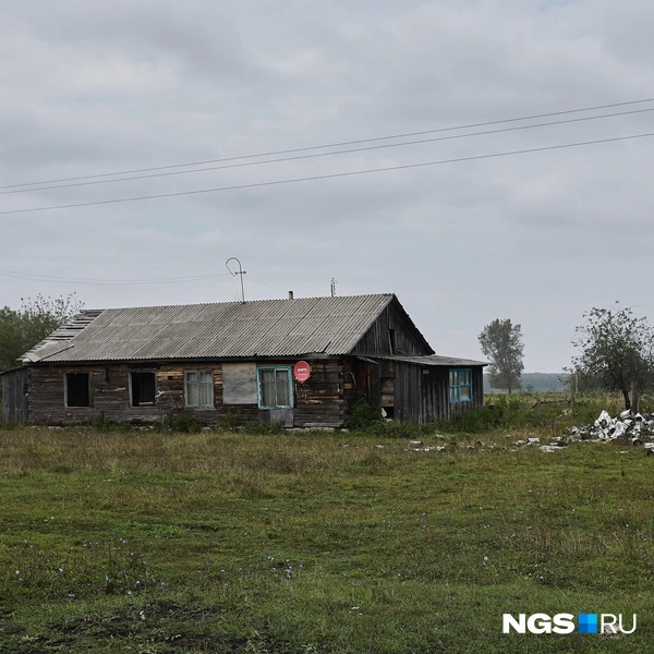 Этот дом расположен всего в паре десятков метров от дома Алексея и, по его словам, несмотря на сохранившиеся приметы жизни, уже заброшен. До него медведи уже спокойно доходят | Источник: Александр Ощепков / NGS.RU