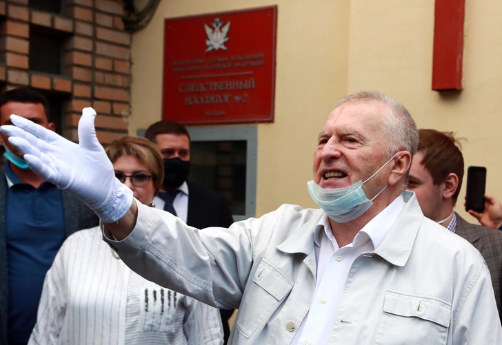 На свой страх и риск: 74-летний Жириновский сделал прививку от коронавируса, которую в его возрасте не рекомендуют