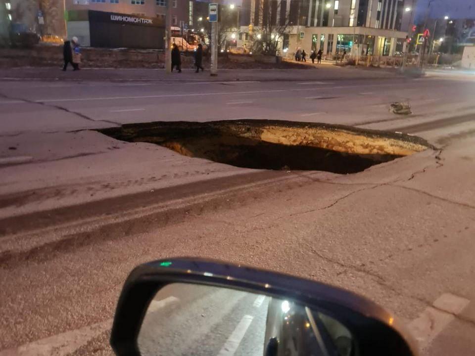 В Казани ограничили движение авто из-за огромного провала на дороге. Ранее там же прорвало водопровод