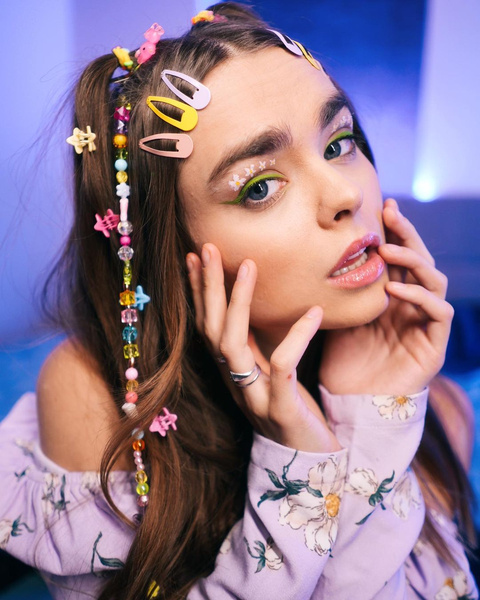 Фото №1 - Прическа с заколками и макияж с цветами: яркий образ Махи Горячевой для тех, кому надоела зима