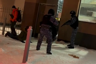 Special Forces Detain Armed Men in Snowy Yekaterinburg