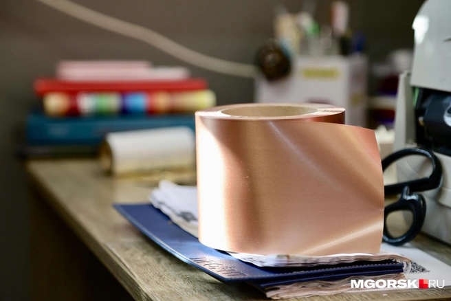 И лента нужного цвета к венку. К слову, черная сейчас не востребована | Источник: Наталья Зайцева / MGORSK.RU