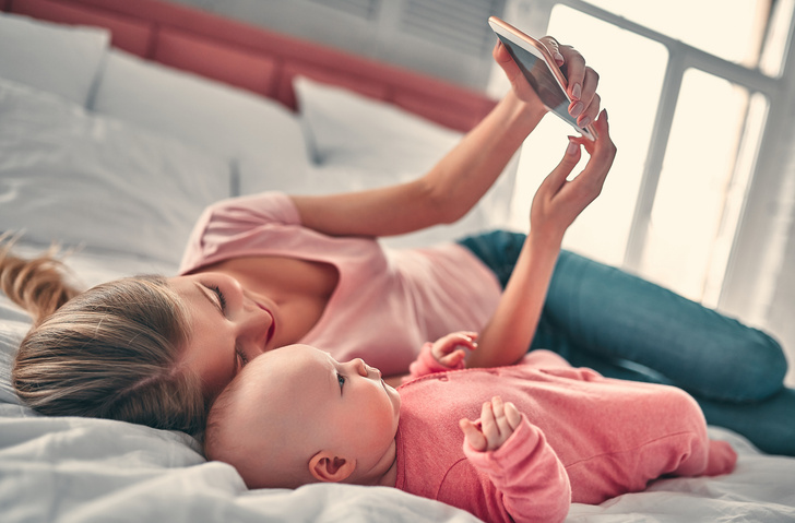 Невидимый третий: как экран телефона влияет на восприятие мамы малышом