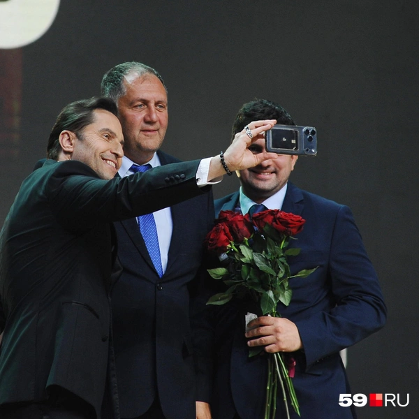Александр Ревва сделал фото на память | Источник: Ирина Тропина / 59.RU