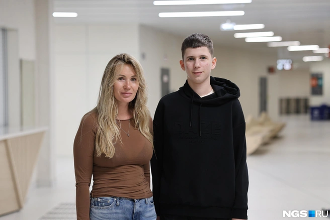 Алена привела сына Макара, чтобы познакомить представителя молодого поколения с концертами в целом и творчеством Басты в частности | Источник: Мария Тищенко / NGS.RU