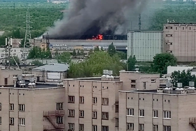 Черный дым над Архангельском: пожар в промзоне