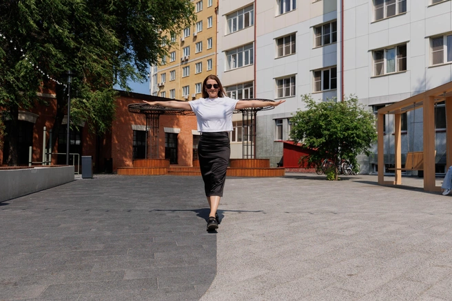 Современные столики и сиденья, много внимания уделено озеленению и освещению — в вечернее время в сквере загораются симпатичные лампочки и фонари | Источник: Ирина Шарова