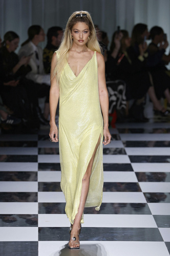 Яркое платье + объемная прическа — модное сочетание на весну-лето 2024 от Джиджи Хадид с Недели моды в Милане