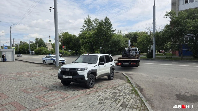 Авто было припарковано на тротуаре рядом с парковочным карманом | Источник: Читатель 45.ру
