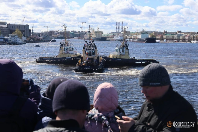 Майский вальс на воде. Буксиры на Неве покорили сердца петербуржцев | Источник: Валентин Егоршин / «Фонтанка.ру»