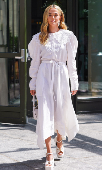Зои Дойч в романтичном белом платье длины миди в Нью-Йорке