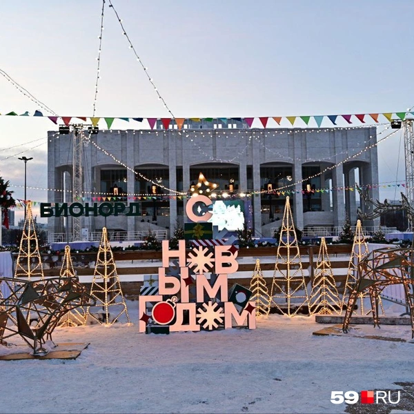 Со стороны эспланады&nbsp;— новогодние украшения и декорации | Источник: Василина Любимова / 59.RU