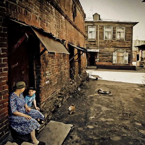 Куда пропало это двухэтажное кирпичное здание — неизвестно. Сейчас на его месте стоит небольшая одноэтажная постройка | Источник: pastvu.com