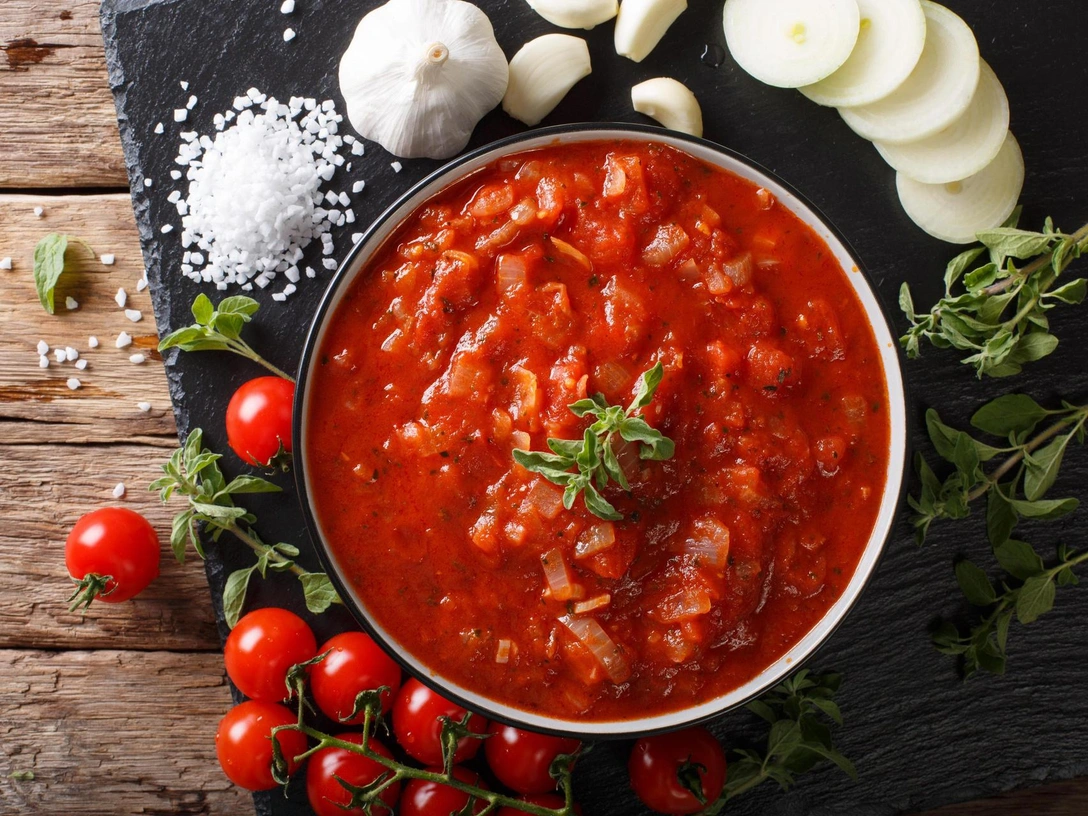 Ужин станет шедевром: 10 лучших соусов для курицы, которые легко приготовить дома | marieclaire.ru