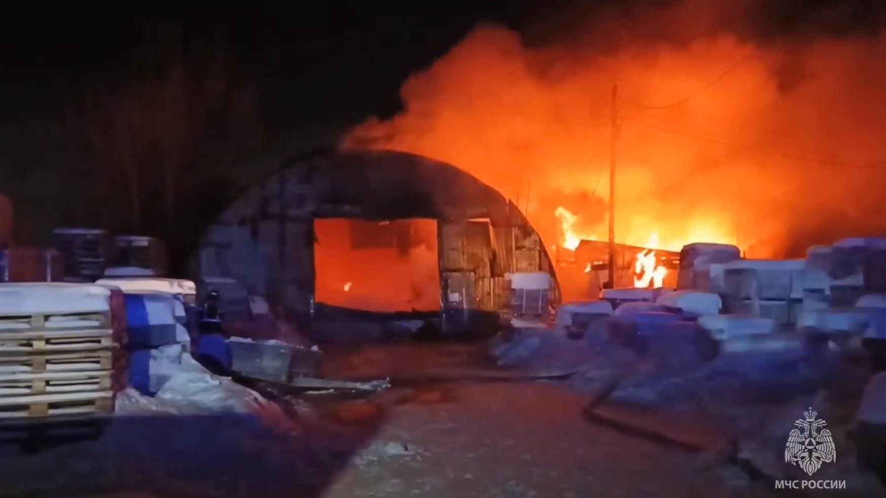 Ангар с газовыми баллонами загорелся в Кургане 