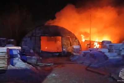 В Кургане загорелся ангар с газовыми баллонами