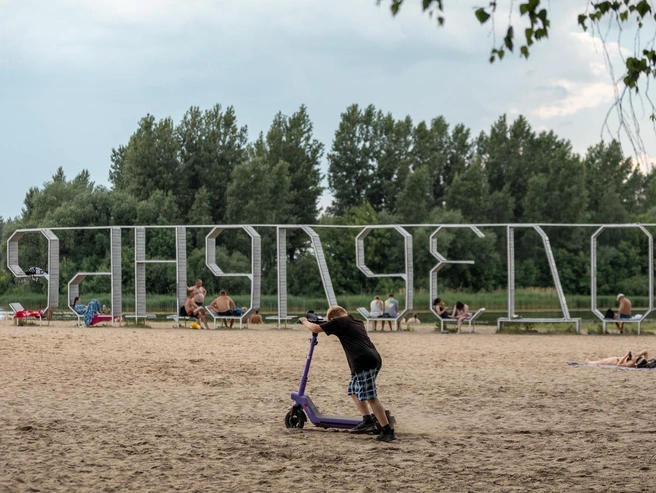 Электросамокат на пляже — не лучшая идея | Источник: Александр Куренной / 76.RU