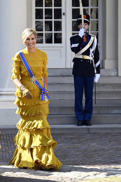 Что особенного в платье Claes Iversen из гардероба нидерландской королевы Максимы и почему оно поменяло цвет?