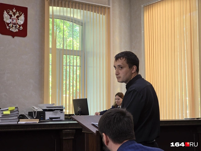 Первым на заседании выступил пожарный Кярим Амеров | Источник: Семен Коротов-Майбах / 164.RU