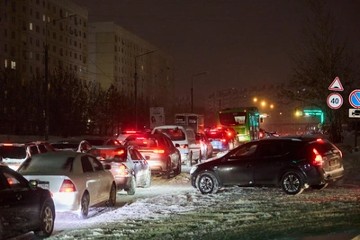 Октябрьский мост встал в пробку в Новосибирске