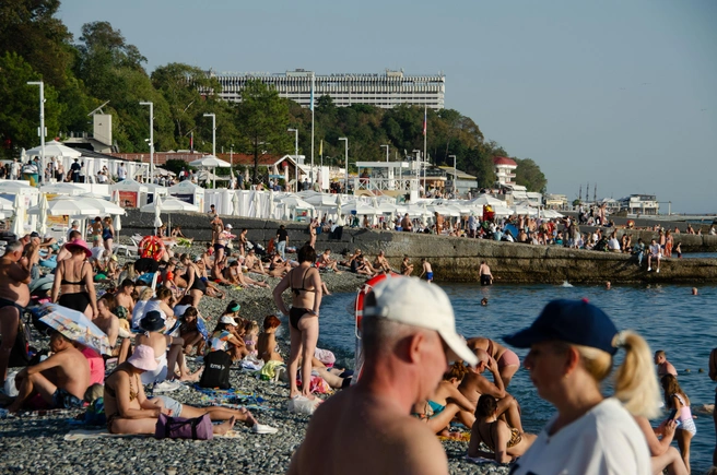 Вот так выглядит центральный пляж «Маяк» | Источник: Оксана Витязь / SOCHI1.RU