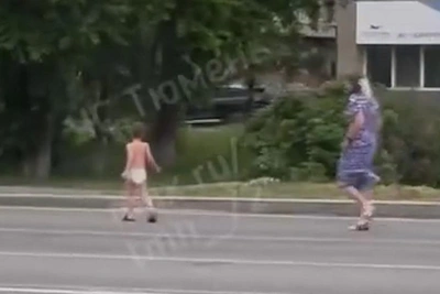 Ребенок в подгузнике бегал по дороге у аэропорта Рощино: видео