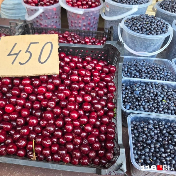Вишня, честно, сладкая. Продавец не обманул.  | Источник: Дарья Елисейчева / 116.RU