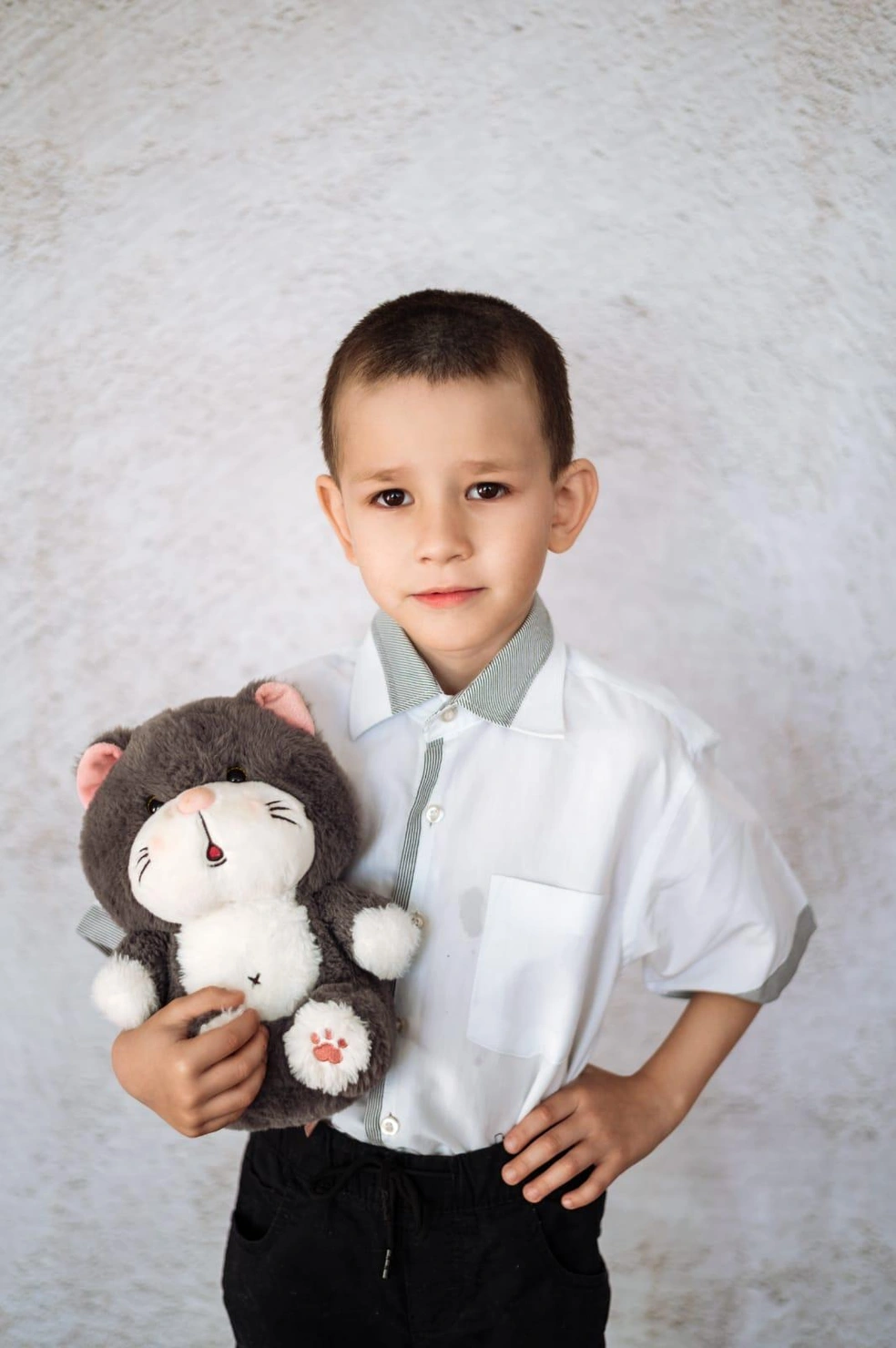 Сейчас Костя первоклассник, ученик художественной школы | Источник: Алена Тарабаева