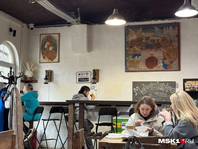 В трапезной есть и Wi-Fi с паролем «паломник» (на латинице) | Источник: Анастасия Харитонова / MSK1.RU