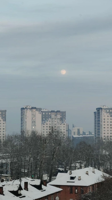 Луна над поселком Энергетиков | Источник: Юлия / «Иркутский астроном» / Telegram