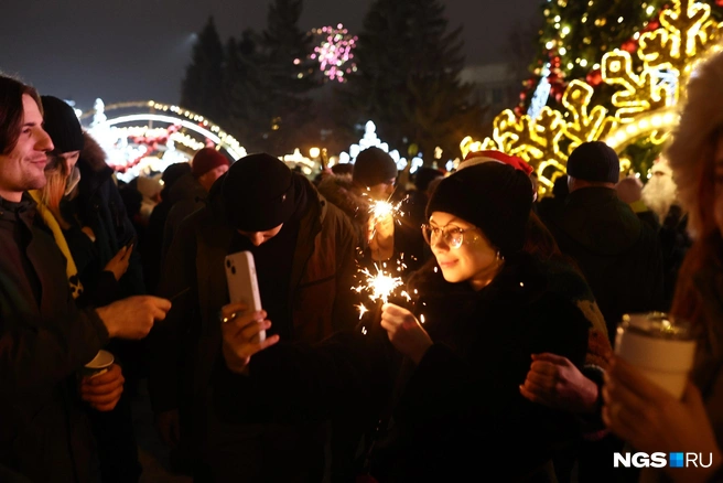 Люди поздравляли друг друга и желали всего хорошего  | Источник: Александр Ощепков / NGS.RU