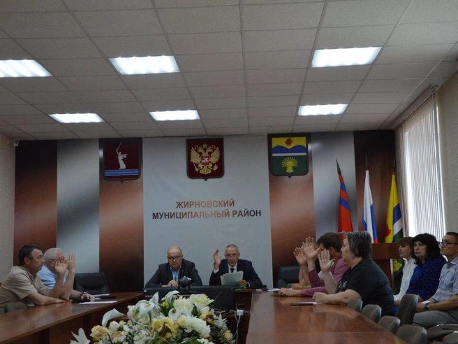 В апреле 2026 года подозреваемый присутствовал на собрании районной администрации как помощник прокурора | Источник: администрация Жирновского района
