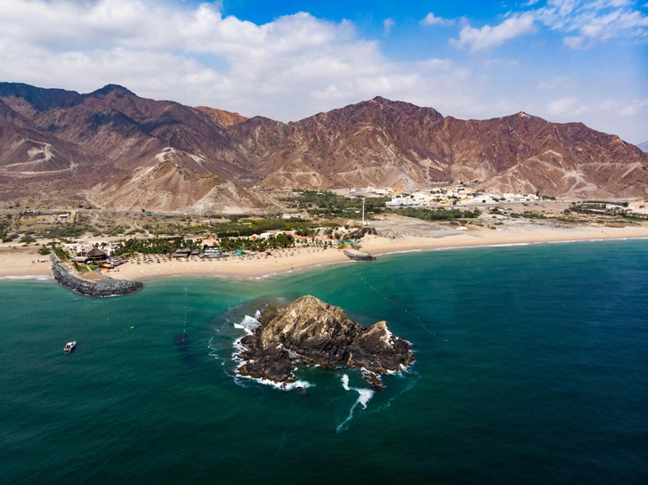 Береговая линия в эмирате Фуджейра, ОАЭ | Источник: Shutterstock/Fotodom.ru