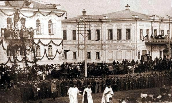 Дом городского головы Федора Шветова (здание справа) в начале XX века в Кургане | Источник: kurgan.pro