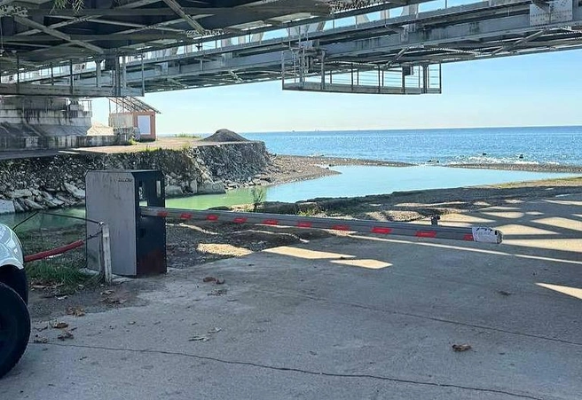 Спортсмены могли подъезжать на машинах прямо к берегу, чтобы удобно выгружать свои доски и оборудование. | Источник: Сочи Онлайн /telegram