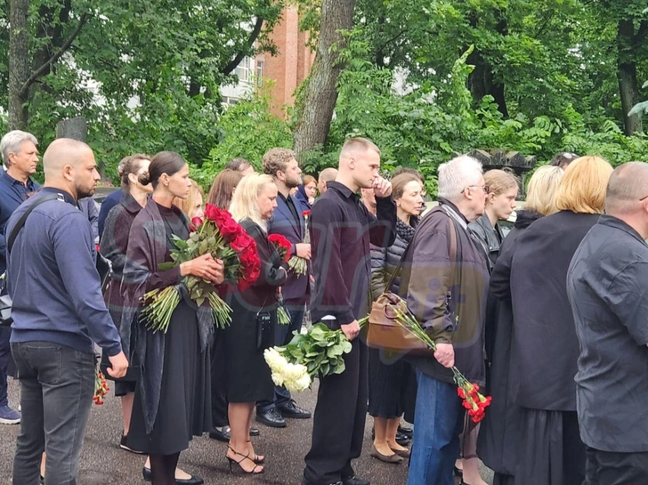 Полина Корнеева на похоронах | www.starhit.ru
