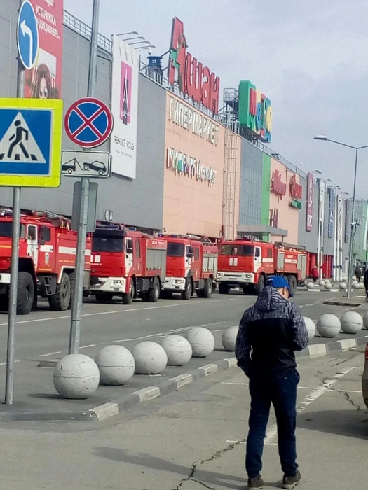 К магазину приехали сразу семь пожарных машин | Источник: life_samara/Vk.com