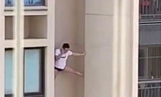 Видео с повисшим на стене небоскреба и разговаривающим по телефону мужчиной стало вирусным