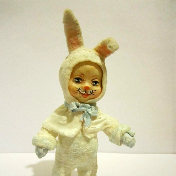 Первая игрушка — мальчик-зайчик | Источник: «ELKA_VATA» Авторская елочная игрушка / Vk.com