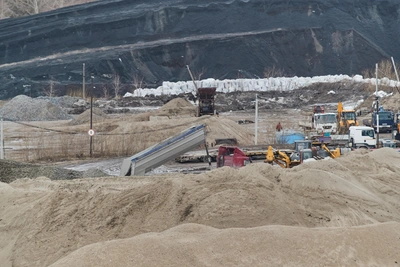 Мэр Новосибирска требует убрать пескобазы с берега