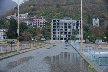 Гостиницу ставят впритык к пирсу и рядом с замком, загораживая его былое величие | Источник: Оксана Витяpь / SOCHI1.RU