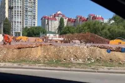 Массовая вырубка деревьев ради парковки в центре Волгограда