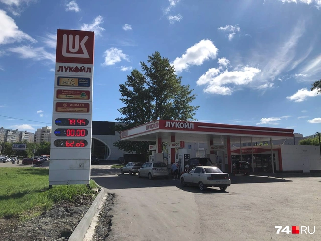 АЗС «Лукойл» на Кашириных (у ЧелГУ). Нет бензина АИ-95 | Источник: Артем Краснов