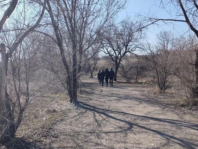 Внешний вид спортивной площадки ВолГУ напоминает заброшенную парковую зону на окраине города. | Источник: читатели V1.RU
