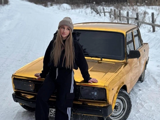Водитель говорит, что номер с «Жигулей» отвалился на ходу | Источник:  __normiii__ / instagram.com (соцсеть запрещена на территории РФ)
